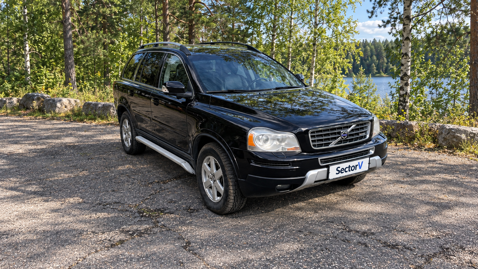 Чёрный Volvo XC90 с номером SectorV на фоне летнего леса